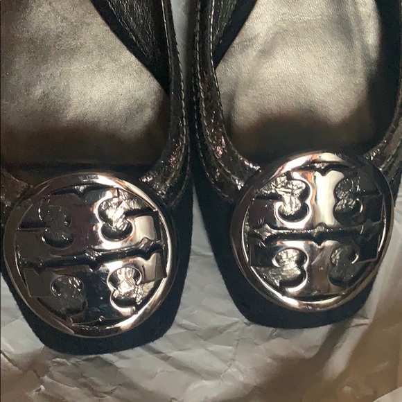 TORY BURCH 5.5 M SILVER LOGO BUCKLE FLATS SHOES - Picture 14 of 16